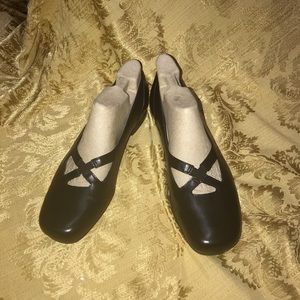 Trotters Women’s Criss-Cross Black Flats, 9N